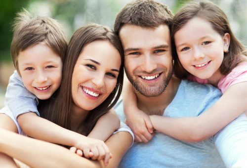 familia-de-cuatro-miembros-feliz-41938163 familia-de-cuatro-miembros-feliz-41938163